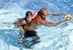 ibiza 27 juli 2015
Sylvie Meis Damian v d Vaart en vriend Momo in het zwembad van Las Boas op ibiza aan de haven