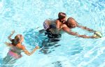 ibiza 27 juli 2015
Sylvie Meis Damian v d Vaart en vriend Momo in het zwembad van Las Boas op ibiza aan de haven