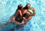 ibiza 27 juli 2015
Sylvie Meis Damian v d Vaart en vriend Momo in het zwembad van Las Boas op ibiza aan de haven