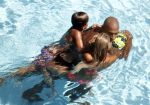 ibiza 27 juli 2015
Sylvie Meis Damian v d Vaart en vriend Momo in het zwembad van Las Boas op ibiza aan de haven