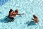 ibiza 27 juli 2015
Sylvie Meis Damian v d Vaart en vriend Momo in het zwembad van Las Boas op ibiza aan de haven