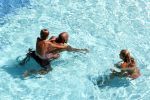 ibiza 27 juli 2015
Sylvie Meis Damian v d Vaart en vriend Momo in het zwembad van Las Boas op ibiza aan de haven