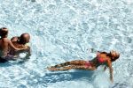 ibiza 27 juli 2015
Sylvie Meis Damian v d Vaart en vriend Momo in het zwembad van Las Boas op ibiza aan de haven