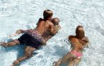 ibiza 27 juli 2015
Sylvie Meis Damian v d Vaart en vriend Momo in het zwembad van Las Boas op ibiza aan de haven
