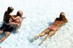 ibiza 27 juli 2015
Sylvie Meis Damian v d Vaart en vriend Momo in het zwembad van Las Boas op ibiza aan de haven
