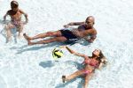 ibiza 27 juli 2015
Sylvie Meis Damian v d Vaart en vriend Momo in het zwembad van Las Boas op ibiza aan de haven