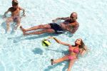 ibiza 27 juli 2015
Sylvie Meis Damian v d Vaart en vriend Momo in het zwembad van Las Boas op ibiza aan de haven