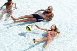 ibiza 27 juli 2015
Sylvie Meis Damian v d Vaart en vriend Momo in het zwembad van Las Boas op ibiza aan de haven