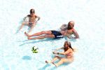 ibiza 27 juli 2015
Sylvie Meis Damian v d Vaart en vriend Momo in het zwembad van Las Boas op ibiza aan de haven