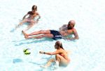 ibiza 27 juli 2015
Sylvie Meis Damian v d Vaart en vriend Momo in het zwembad van Las Boas op ibiza aan de haven