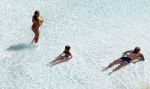 ibiza 27 juli 2015
Sylvie Meis Damian v d Vaart en vriend Momo in het zwembad van Las Boas op ibiza aan de haven