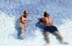 ibiza 27 juli 2015
Sylvie Meis Damian v d Vaart en vriend Momo in het zwembad van Las Boas op ibiza aan de haven