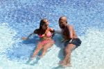 ibiza 27 juli 2015
Sylvie Meis Damian v d Vaart en vriend Momo in het zwembad van Las Boas op ibiza aan de haven