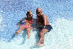 ibiza 27 juli 2015
Sylvie Meis Damian v d Vaart en vriend Momo in het zwembad van Las Boas op ibiza aan de haven