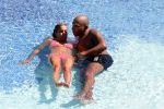 ibiza 27 juli 2015
Sylvie Meis Damian v d Vaart en vriend Momo in het zwembad van Las Boas op ibiza aan de haven
