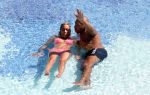 ibiza 27 juli 2015
Sylvie Meis Damian v d Vaart en vriend Momo in het zwembad van Las Boas op ibiza aan de haven