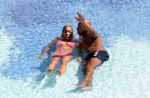 ibiza 27 juli 2015
Sylvie Meis Damian v d Vaart en vriend Momo in het zwembad van Las Boas op ibiza aan de haven
