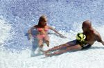 ibiza 27 juli 2015
Sylvie Meis Damian v d Vaart en vriend Momo in het zwembad van Las Boas op ibiza aan de haven