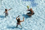 ibiza 27 juli 2015
Sylvie Meis Damian v d Vaart en vriend Momo in het zwembad van Las Boas op ibiza aan de haven