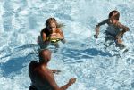 ibiza 27 juli 2015
Sylvie Meis Damian v d Vaart en vriend Momo in het zwembad van Las Boas op ibiza aan de haven