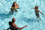 ibiza 27 juli 2015
Sylvie Meis Damian v d Vaart en vriend Momo in het zwembad van Las Boas op ibiza aan de haven