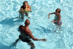 ibiza 27 juli 2015
Sylvie Meis Damian v d Vaart en vriend Momo in het zwembad van Las Boas op ibiza aan de haven
