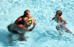 ibiza 27 juli 2015
Sylvie Meis Damian v d Vaart en vriend Momo in het zwembad van Las Boas op ibiza aan de haven
