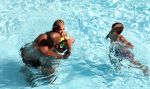 ibiza 27 juli 2015
Sylvie Meis Damian v d Vaart en vriend Momo in het zwembad van Las Boas op ibiza aan de haven