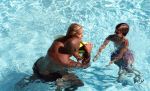 ibiza 27 juli 2015
Sylvie Meis Damian v d Vaart en vriend Momo in het zwembad van Las Boas op ibiza aan de haven