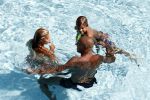 ibiza 27 juli 2015
Sylvie Meis Damian v d Vaart en vriend Momo in het zwembad van Las Boas op ibiza aan de haven