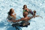 ibiza 27 juli 2015
Sylvie Meis Damian v d Vaart en vriend Momo in het zwembad van Las Boas op ibiza aan de haven