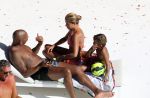 ibiza 27 juli 2015
Sylvie Meis en haar vriend Momo hebben discussie bij het zwembad. Zoon Damian is daarbij aanwezig.