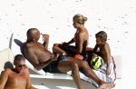 ibiza 27 juli 2015
Sylvie Meis en haar vriend Momo hebben discussie bij het zwembad. Zoon Damian is daarbij aanwezig.
