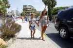 ibiza 29 juli 2015
Sylvie Meis Damian en Momo doen boodschappen in de haven van ibiza.