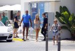 ibiza 29 juli 2015
Sylvie Meis Damian en Momo doen boodschappen in de haven van ibiza.
