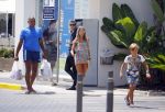 ibiza 29 juli 2015
Sylvie Meis Damian en Momo doen boodschappen in de haven van ibiza.