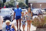 ibiza 29 juli 2015
Sylvie Meis Damian en Momo doen boodschappen in de haven van ibiza.