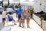 ibiza 29 juli 2015
Sylvie Meis Damian en Momo doen boodschappen in de haven van ibiza.