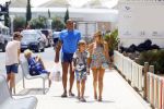 ibiza 29 juli 2015
Sylvie Meis Damian en Momo doen boodschappen in de haven van ibiza.