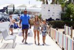 ibiza 29 juli 2015
Sylvie Meis Damian en Momo doen boodschappen in de haven van ibiza.