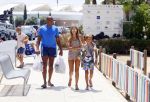 ibiza 29 juli 2015
Sylvie Meis Damian en Momo doen boodschappen in de haven van ibiza.