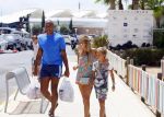 ibiza 29 juli 2015
Sylvie Meis Damian en Momo doen boodschappen in de haven van ibiza.
