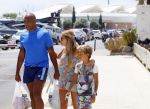 ibiza 29 juli 2015
Sylvie Meis Damian en Momo doen boodschappen in de haven van ibiza.