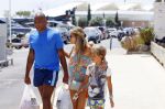 ibiza 29 juli 2015
Sylvie Meis Damian en Momo doen boodschappen in de haven van ibiza.