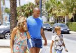 ibiza 29 juli 2015
Sylvie Meis Damian en Momo doen boodschappen in de haven van ibiza.