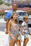 ibiza 29 juli 2015
Sylvie Meis Damian en Momo doen boodschappen in de haven van ibiza.