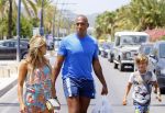 ibiza 29 juli 2015
Sylvie Meis Damian en Momo doen boodschappen in de haven van ibiza.
