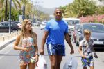ibiza 29 juli 2015
Sylvie Meis Damian en Momo doen boodschappen in de haven van ibiza.