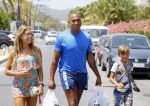 ibiza 29 juli 2015
Sylvie Meis Damian en Momo doen boodschappen in de haven van ibiza.