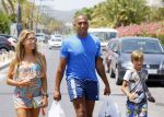 ibiza 29 juli 2015
Sylvie Meis Damian en Momo doen boodschappen in de haven van ibiza.
